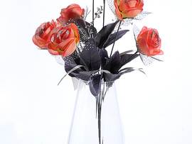 Букет роза распущенная с серебром чёрные листья 7 голов