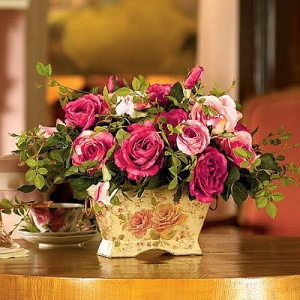 Искусственные цветы могут украсить журнальный столик